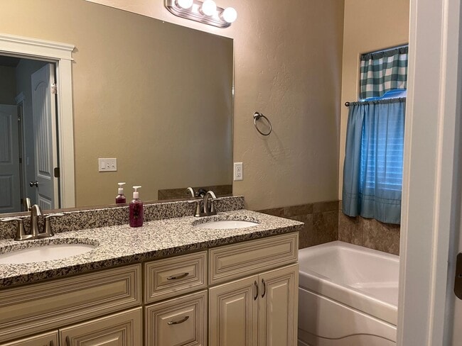 Building Photo - Executive Home In Elko