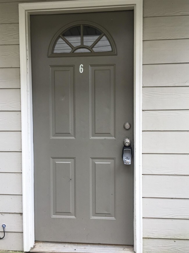 Building Photo - 1000 N Red St