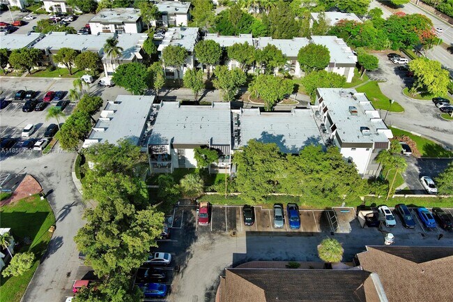 Building Photo - 10413 N Kendall Dr