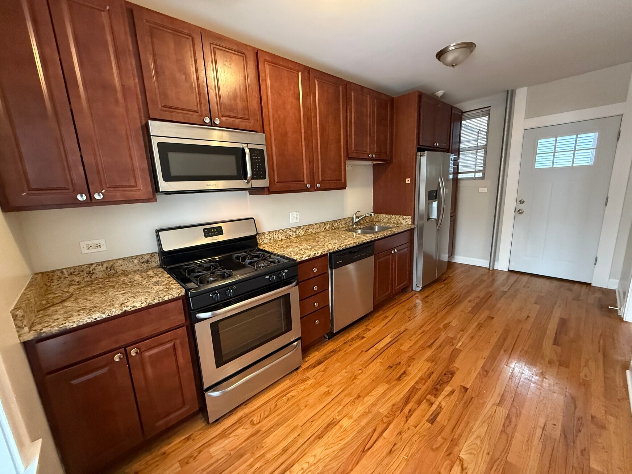 Building Photo - 5069 N Wolcott Ave