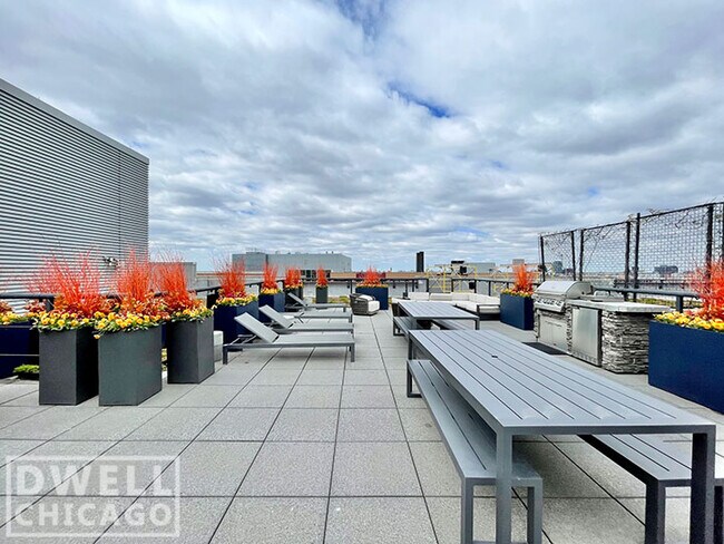 Building Photo - 150 W Roosevelt Rd