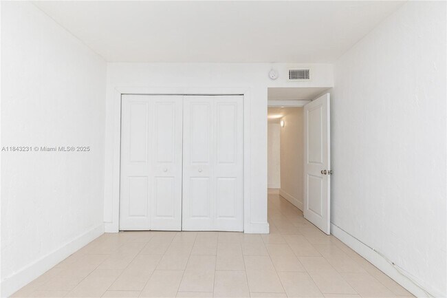 Building Photo - 6890 N Kendall Dr