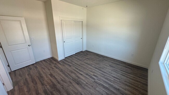 Building Photo - Coyote Run Duplexes 6000