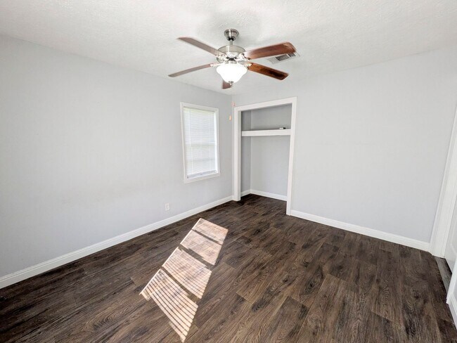 Building Photo - 5150 Parkview Dr
