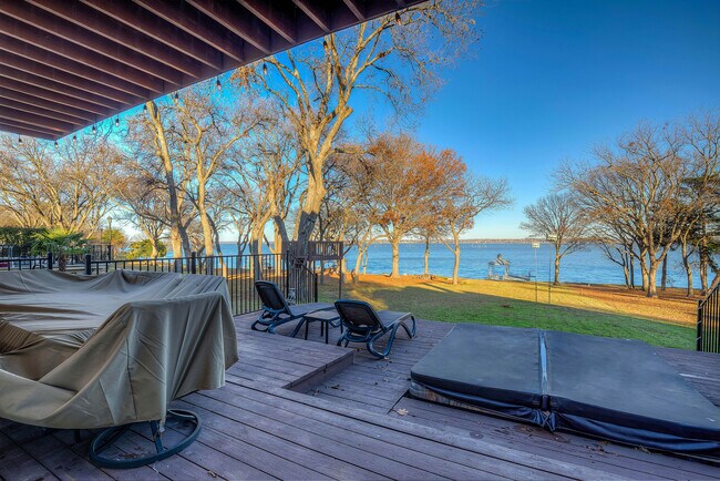 Building Photo - 8402 Columbia Dr