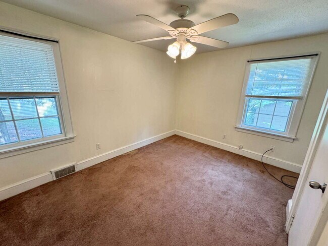 Building Photo - Cozy and Convenient - 2 bedroom home in We...