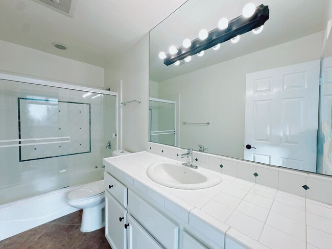 Building Photo - Adorable, Upgraded, 3 Bed/2 Bath duplex, F...
