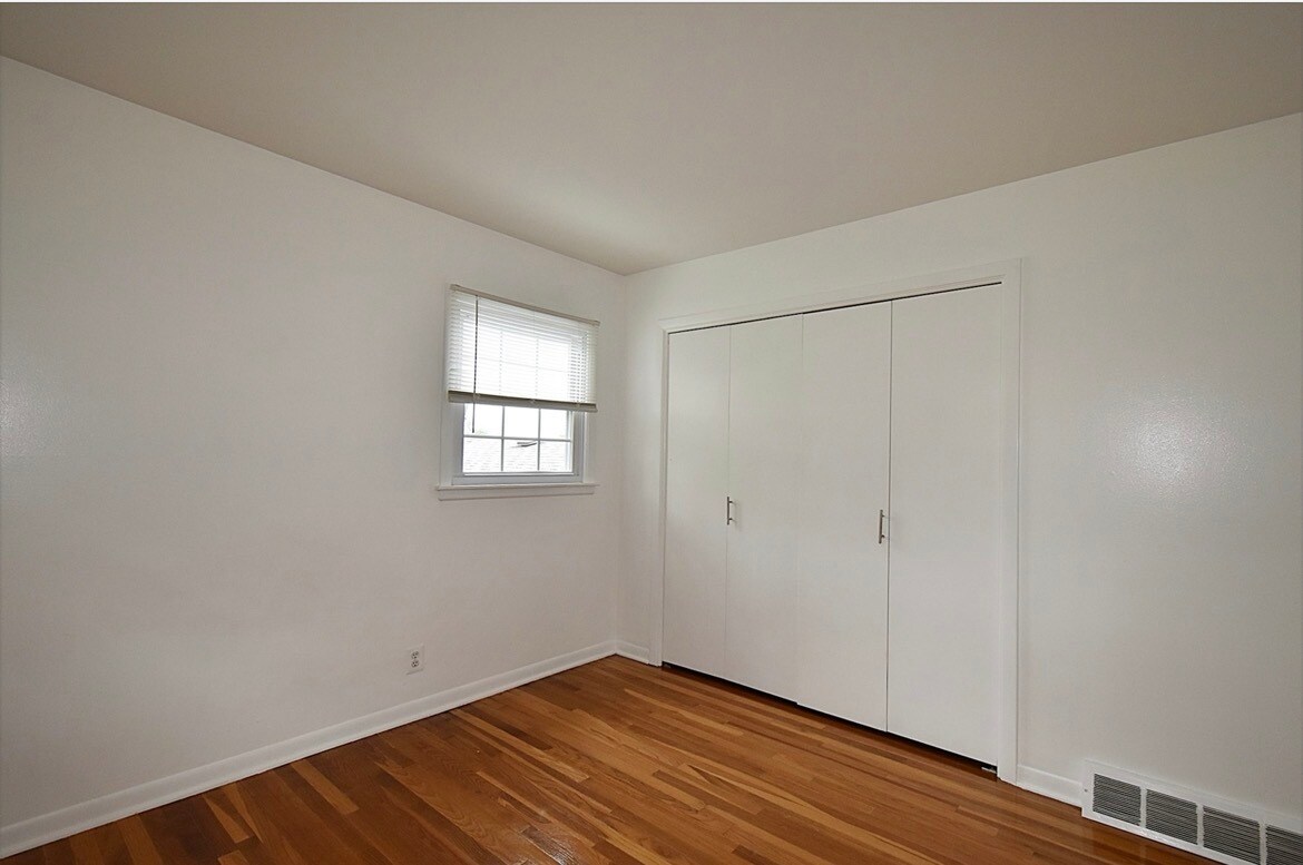 Building Photo - 119 W Swain St