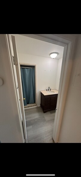 bathroom - 228 W 20th St