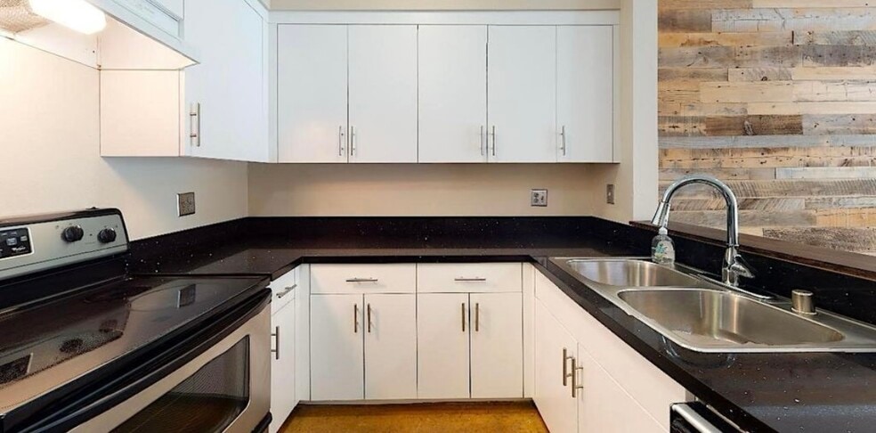Kitchen - 1025 N Kings Rd