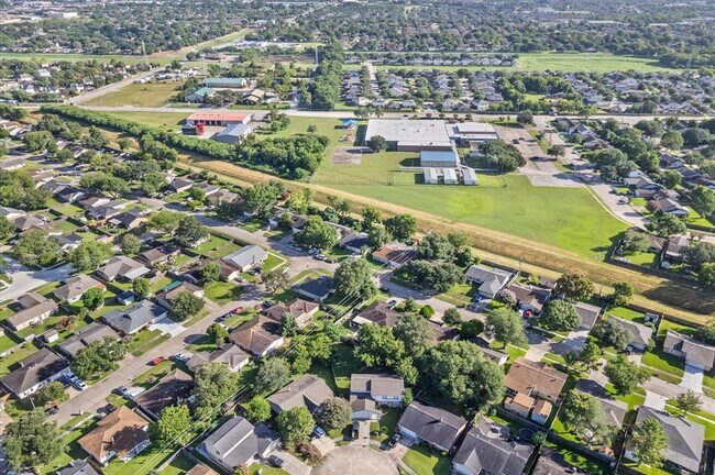 Building Photo - 13930 New Village Ln
