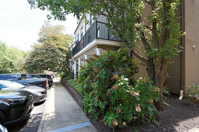 Building Photo - Dog-Friendly Walker Square Condo Near UVA Hospital