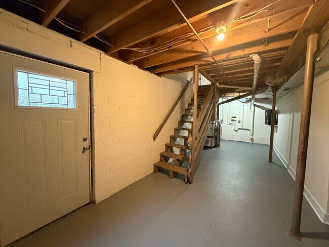 Building Photo - 1457 Avon St