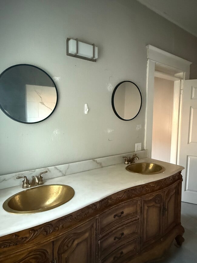 Building Photo - 808 E Oak St