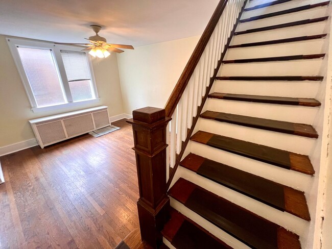Building Photo - Spacious Home - 3 bedroom 1 bath - Squirre...