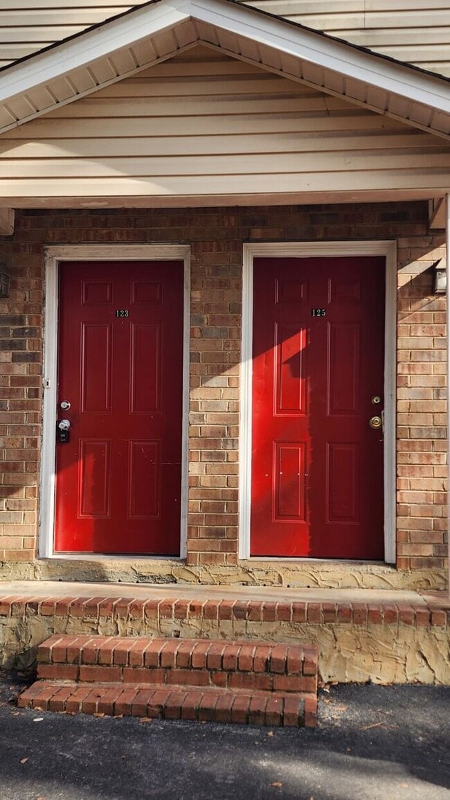 Building Photo - Townhouse featuring 2 bedrooms and 1 1/2 bathrooms in the heart of North Augusta!