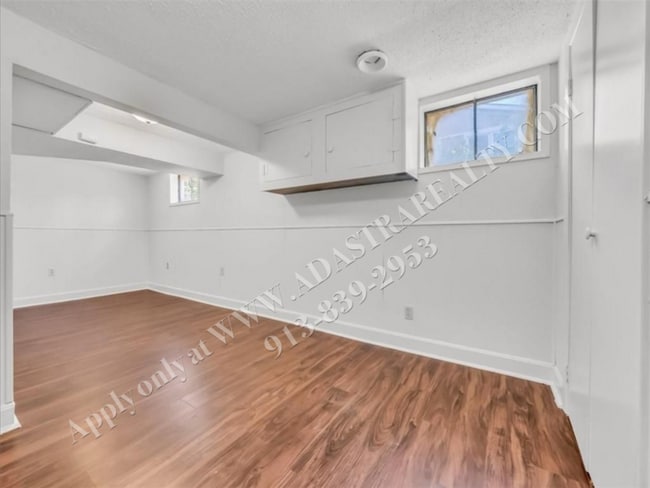 Building Photo - Updated 4 Bed 2 Bath Home in Lees Summit-C...