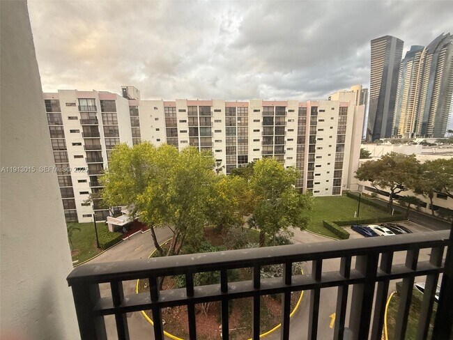 Building Photo - 17011 N Bay Rd