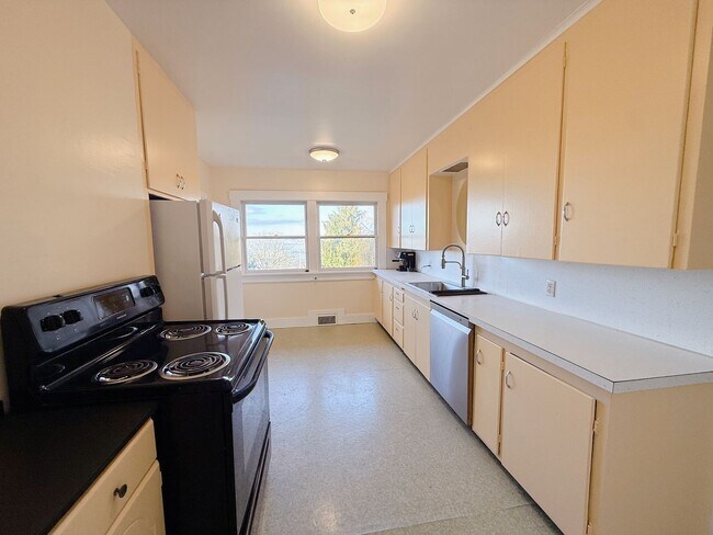 Building Photo - 2 & 4 Bedroom Apartments with Classic Charm & Bay View