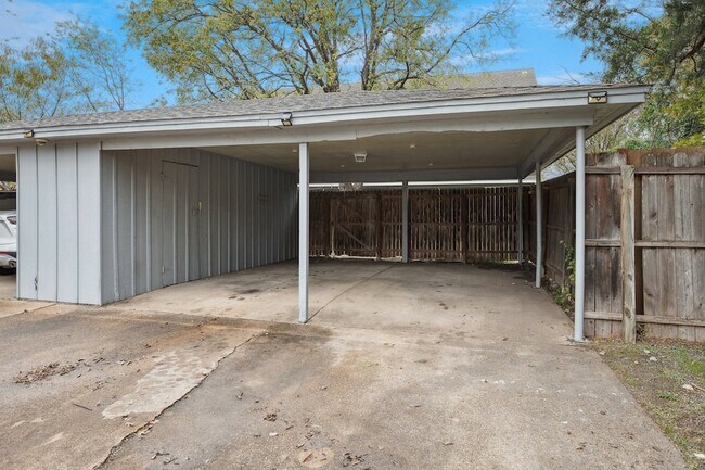 Building Photo - 7626 Dentcrest Dr