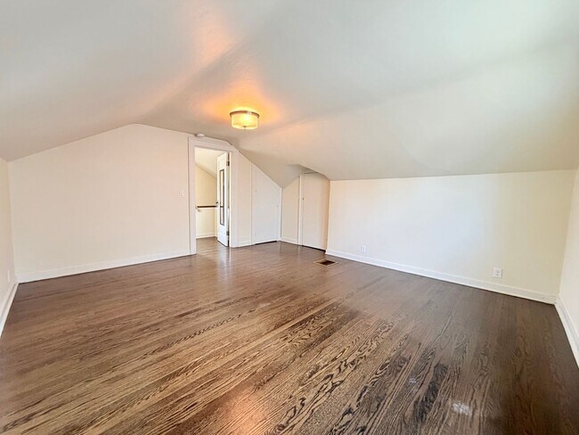 Building Photo - Charming Craftsman in Phinney Ridge - AVAILABLE NOW!