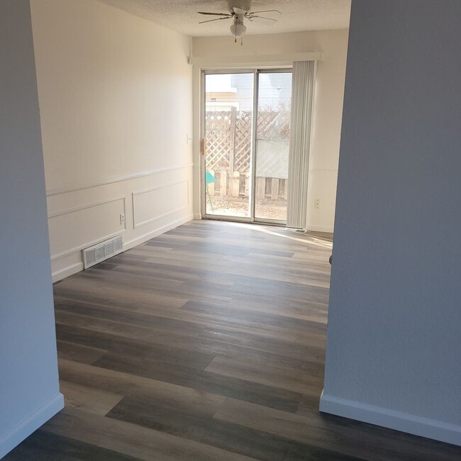 Building Photo - 2 Bed, 1 Bath Condo W/Detached 1 Car Garag...