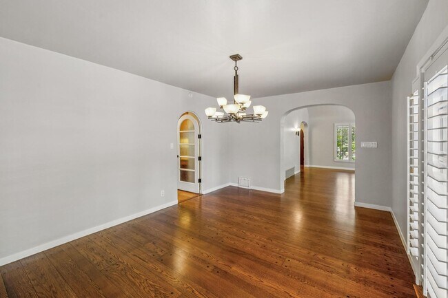 Building Photo - Mediterranean Beauty in Crescent Park – 5B...