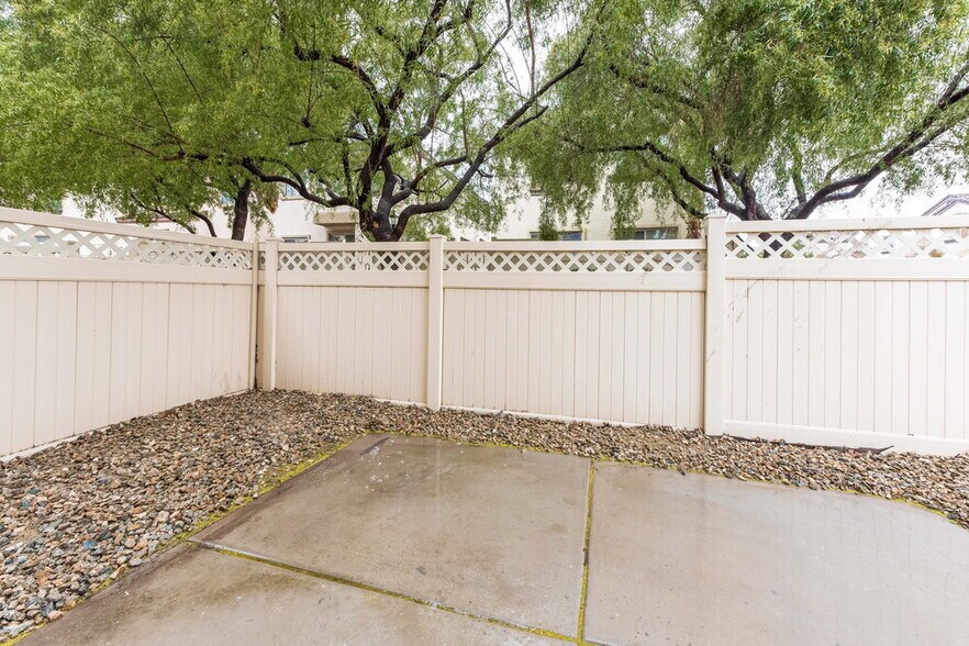 Building Photo - 6417 Pine Willows Ct