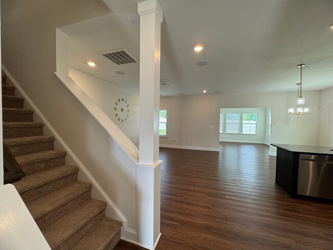 Building Photo - Spacious 4BR 3BA home in Northern Greensboro