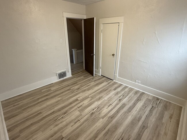 Building Photo - 325/327 3rd St NE