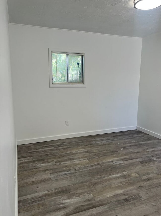 Building Photo - 2 bed, 1 bath Manufactured Home in the Mill Hollow Community!