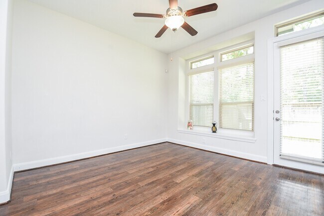 Building Photo - 71 Aventura Pl