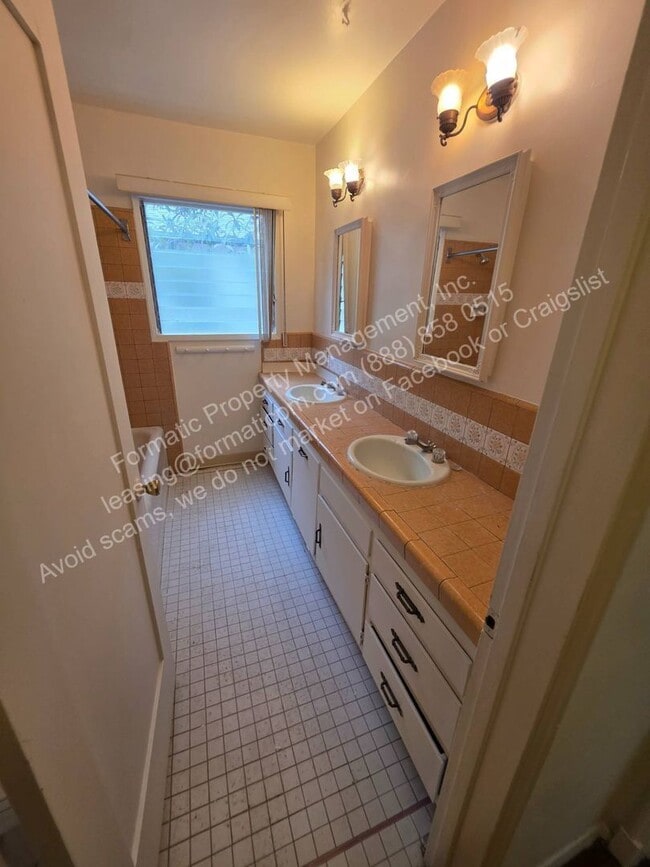 Building Photo - 1720 La Senda Pl