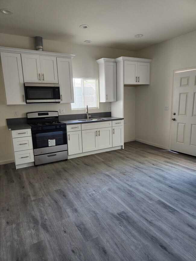 Building Photo - 466 E 60th St