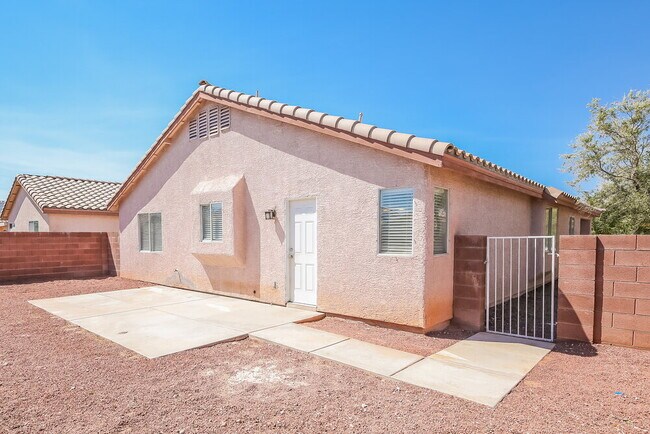 Building Photo - 2103 Point Morada Ave