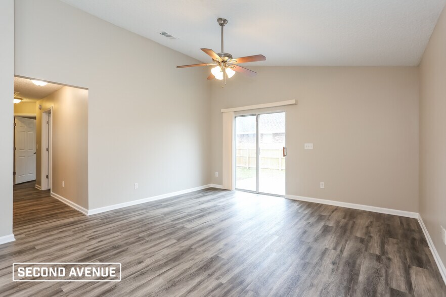 Building Photo - 10659 Sandy Oaks Dr