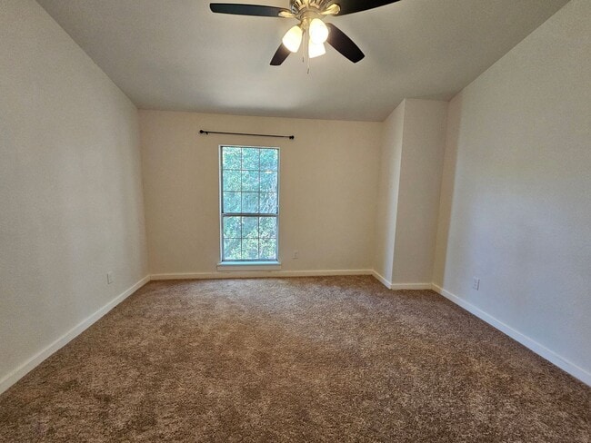 Building Photo - Recently rehabbed. Available now