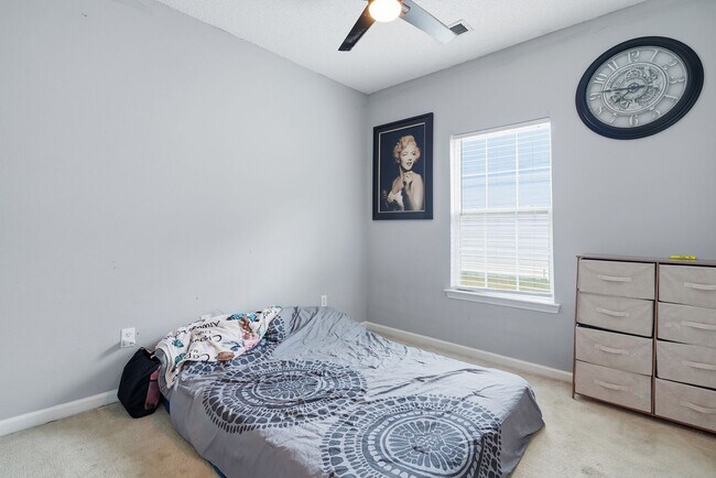 Building Photo - Charming 3BR Home in Richmond Hill with Pond View & Great Location!