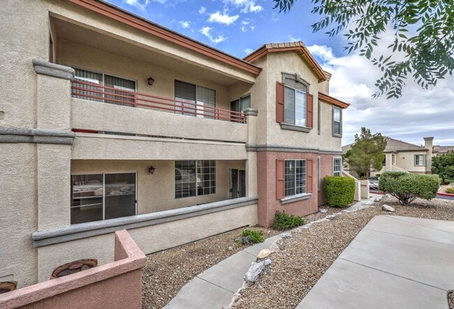 Building Photo - First-Floor 3BR/2BA Gated Condo with Resor...