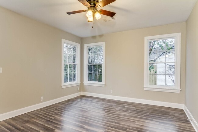 Building Photo - Three bedroom two bath