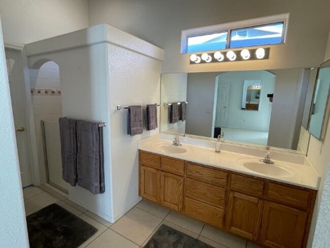 Building Photo - * Occupied* Unfurnished Long Term Pool Hom...