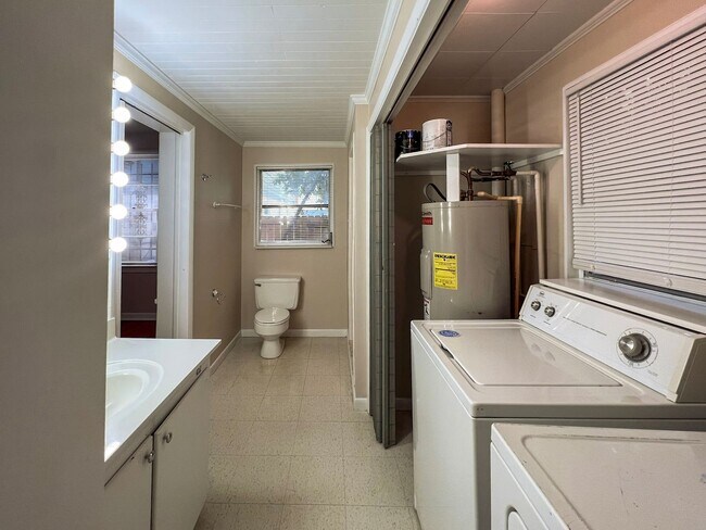 Building Photo - 2/2 House Walking Distance to Campus - Available Fall 2026! *Approved Application*