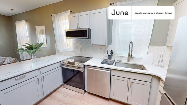 Building Photo - Room in Shared 4 bed/2 bath home in Columbia Heights