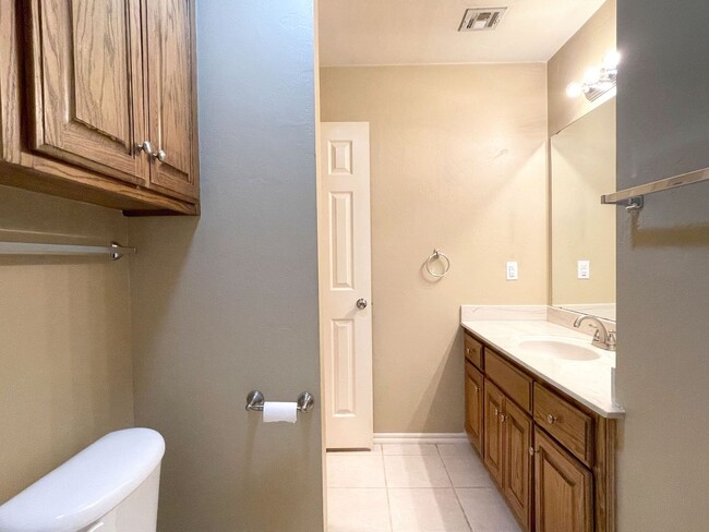Building Photo - Absolutely Gorgeous Home in Moore with Spa...