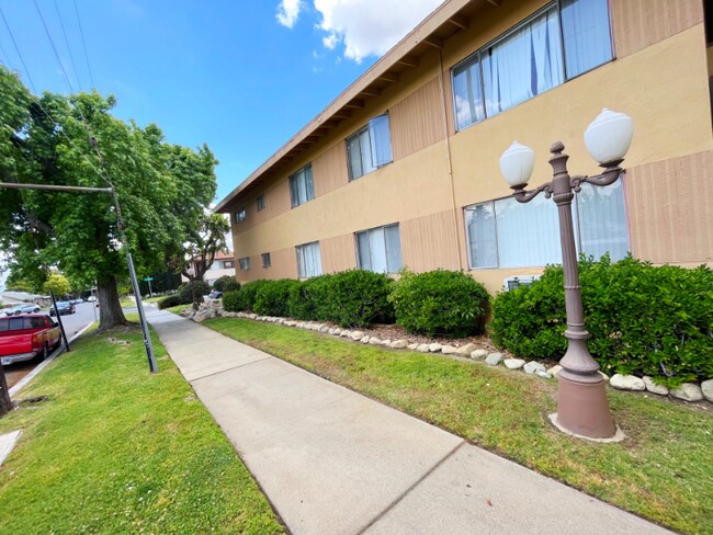 Building Photo - 627 N Vine Ave
