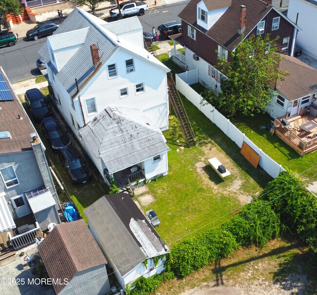 Building Photo - 113 12th Ave