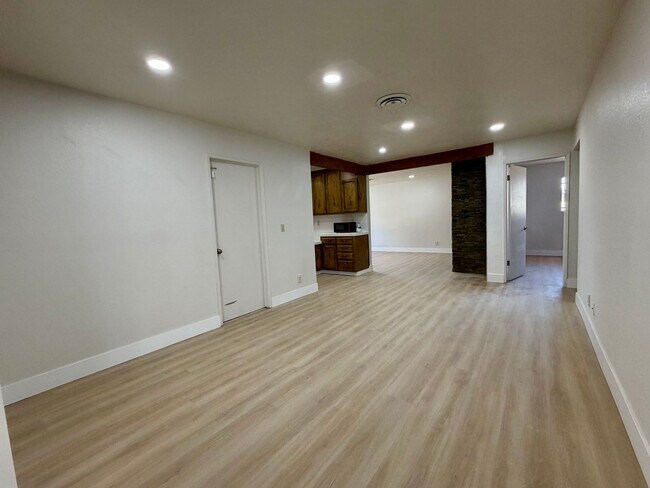 Building Photo - 408 W Ward Ave
