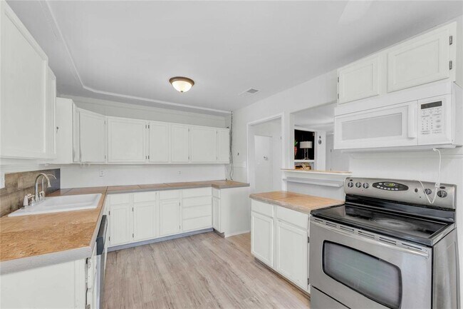 Building Photo - 20235 Engelmann Ln