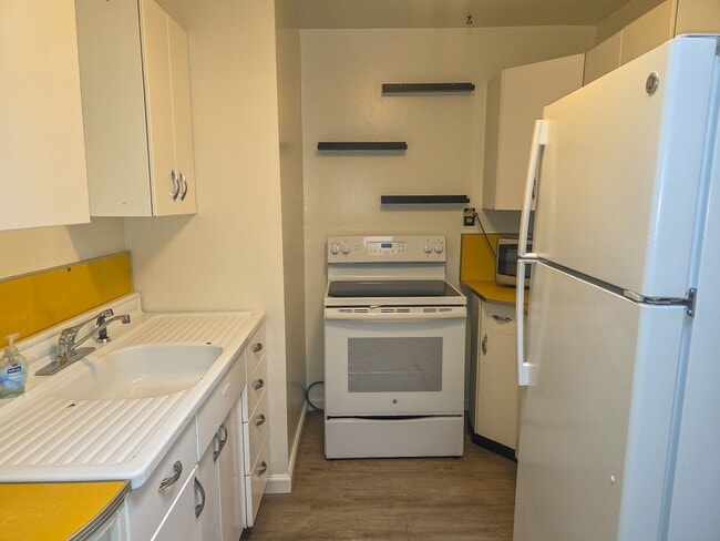 Building Photo - Charming Duplex Style 1 Bedroom 1 Bathroom Menlo Park Bungalow!