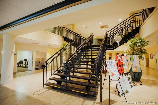 Building Photo - 300 NE 26th Ave